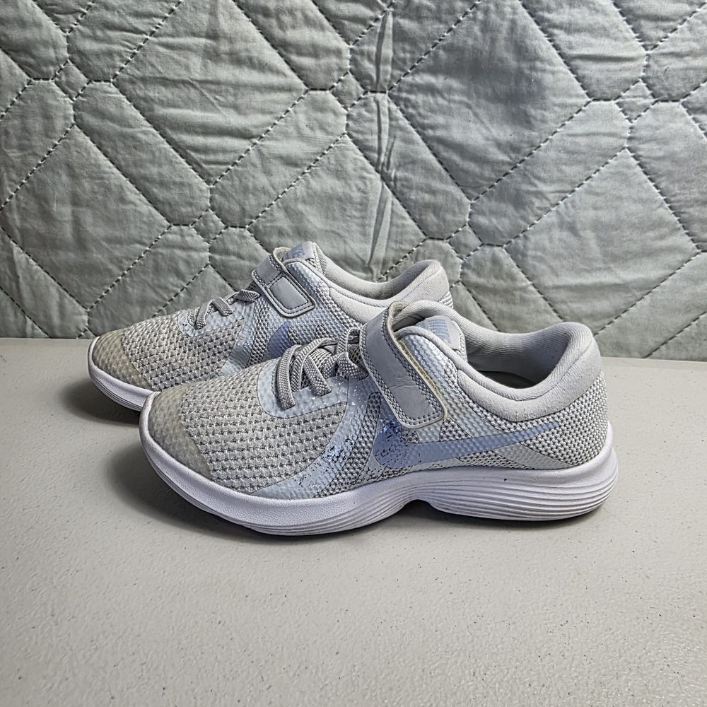 Nike Revolution 4 Flyease Kid's
 Size 3Y 
Gray Running Walking Shoes Sneakers